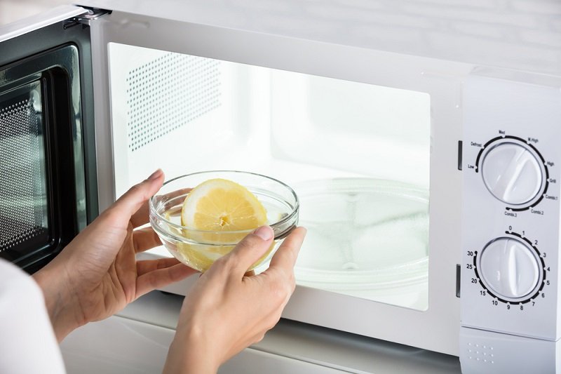 cach-ve-sinh-lo-vi-song-bang-baking-soda-va-giam
