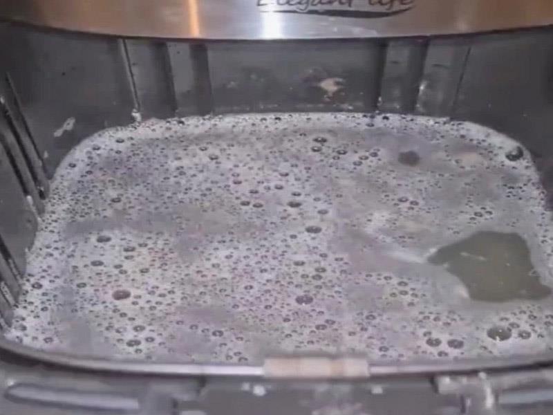 Cách vệ sinh giỏ nồi chiên không dầu chỉ trong 3 phút, không cần dùng tay, không cần cọ rửa mà sạch bong 