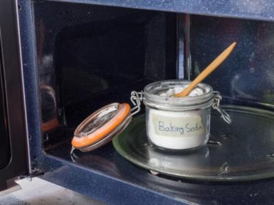 Cách vệ sinh lò vi sóng bằng baking soda và giấm